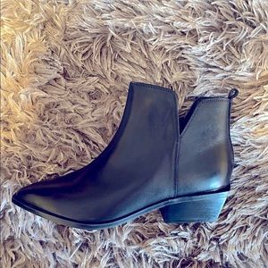 Size 9 Nine West black leather Yerly bootie